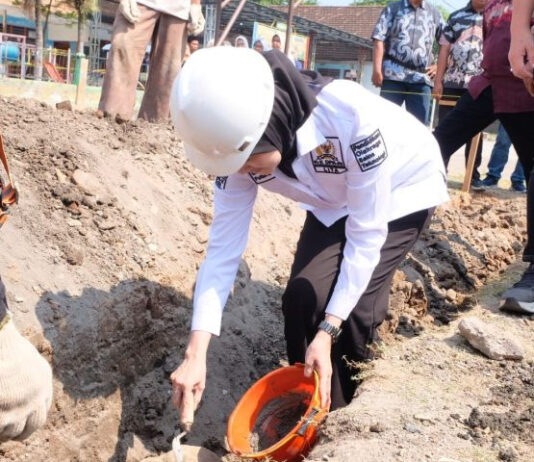 Gedung Sekolah Lebih Layak, Anggota DPR Lita Machfud Pacu Mutu Pendidikan Sidoarjo SDN Bendotretek I