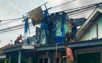 Diduga Korsleting Listrik, Rumah Bertingkat di Pandaan Pasuruan Ludes Terbakar Rumah Bertingkat Ludes Terbakar