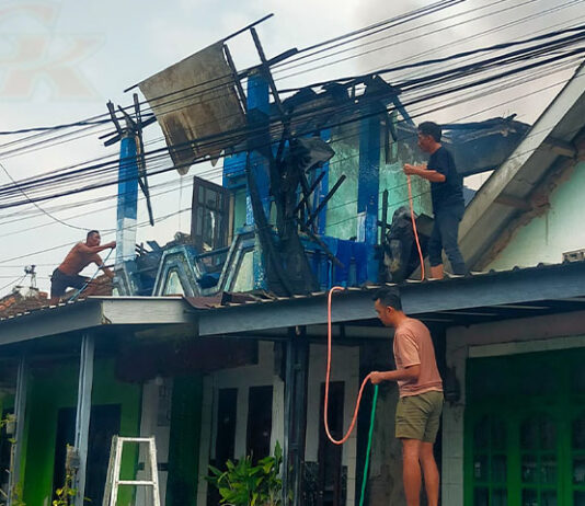 Diduga Korsleting Listrik, Rumah Bertingkat di Pandaan Pasuruan Ludes Terbakar Rumah Bertingkat Ludes Terbakar