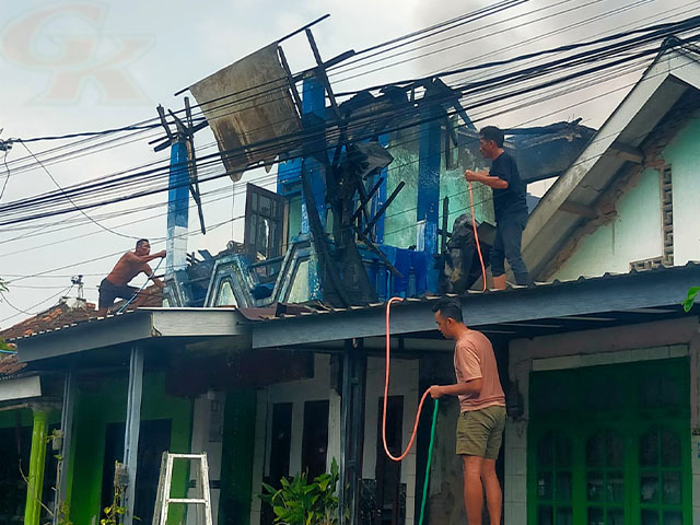 Rumah Bertingkat Ludes Terbakar Rumah Bertingkat Ludes Terbakar